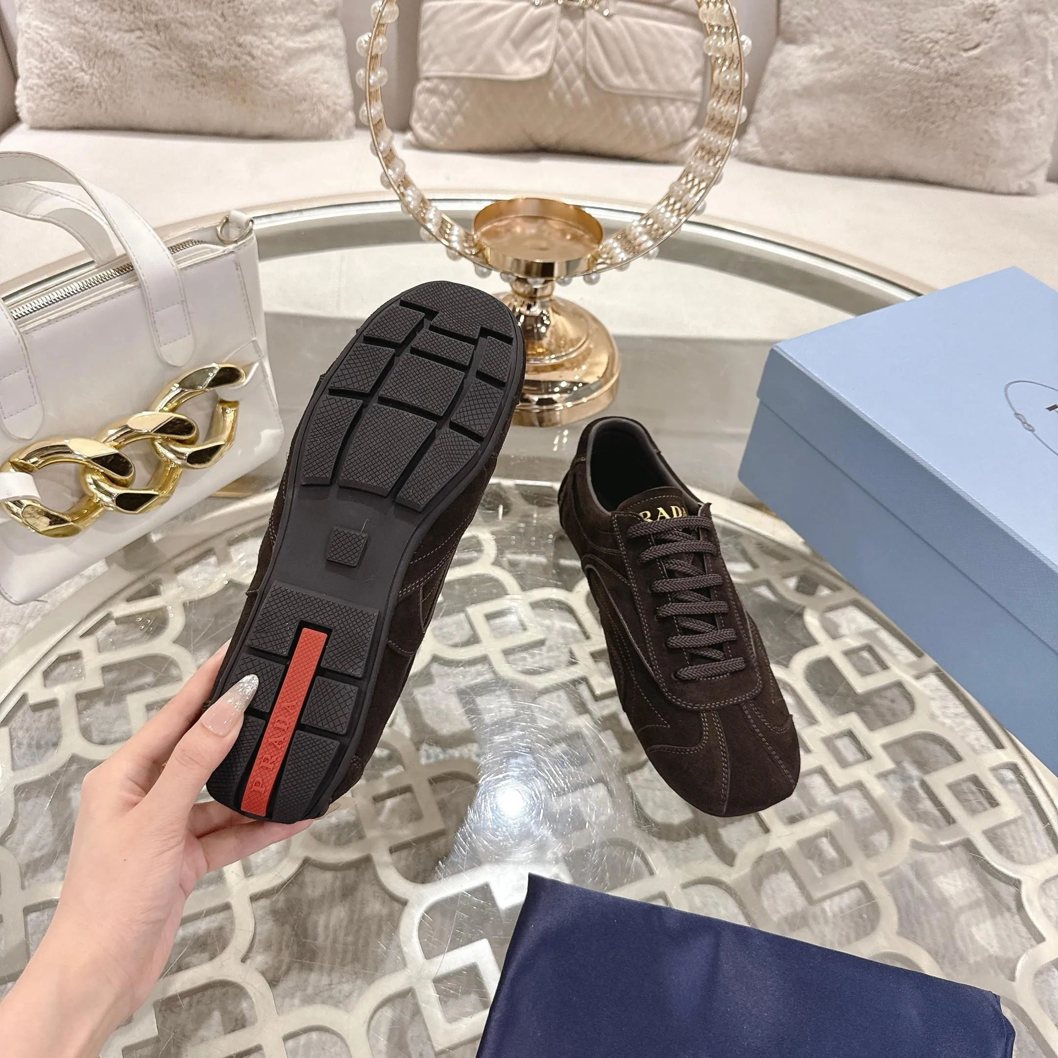 P600. PRADA for couples, casual shoes for couples, originally developed 1:1, made of high-mercerized cowhide, silk sheepskin lining, rubber outsole, comfortable and soft on the feet, size for women: 35 to 41. Male 38 to 45